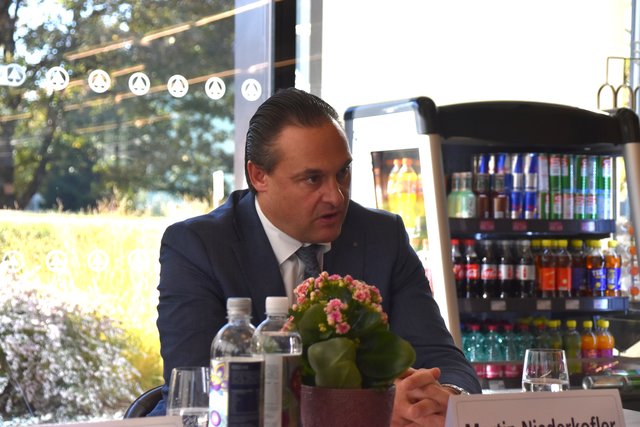 "Es ist ein sehr hohes Niveau, das wir hier präsentieren", sagt Tann-Betriebsleiter Martin Niederkofler.  | Foto: Fluckinger