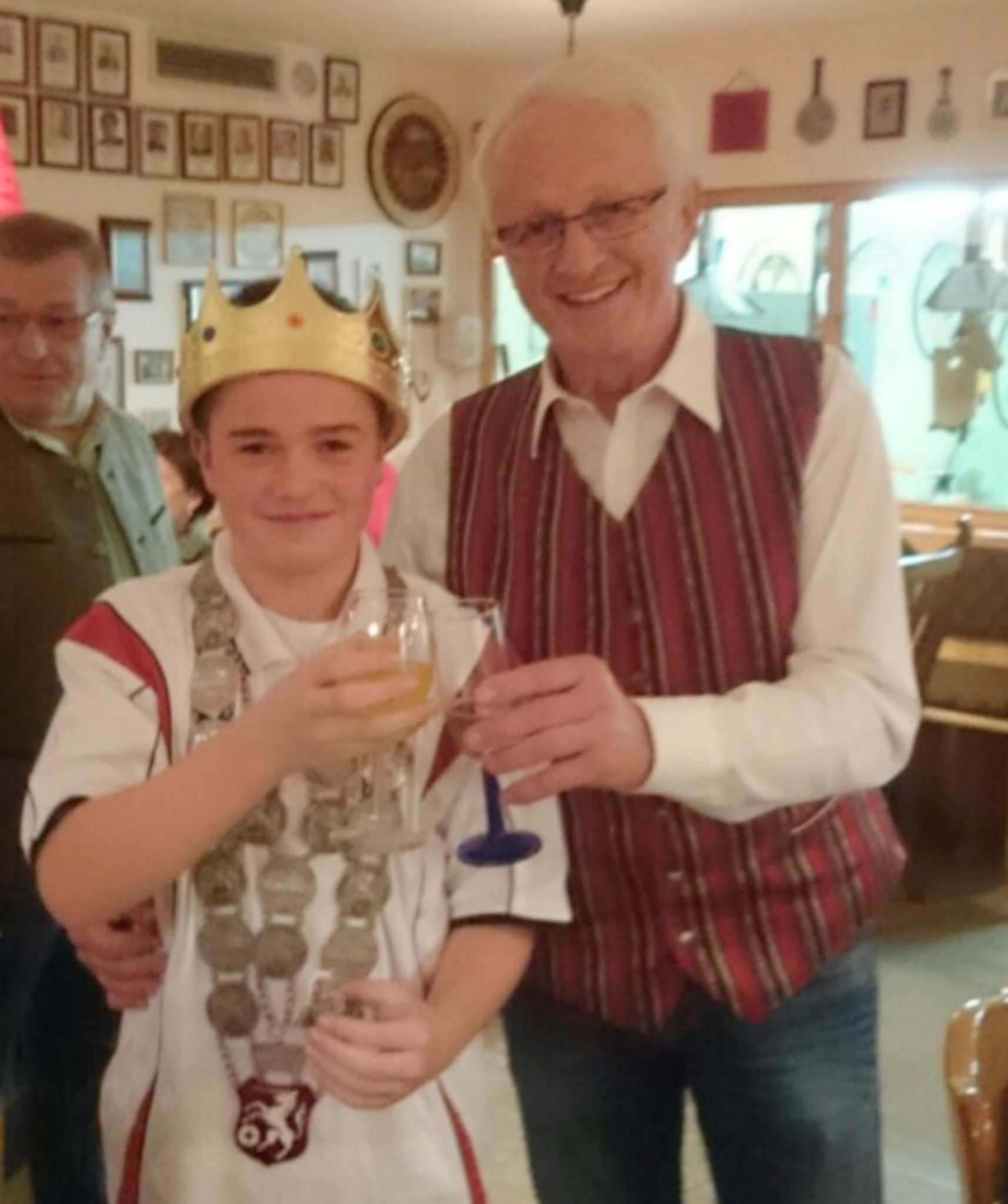 Elias Fröschl wurde im Vorjahr Schützenkönig (am Bild mit Oberschützenmeister Josef Irsiegler).