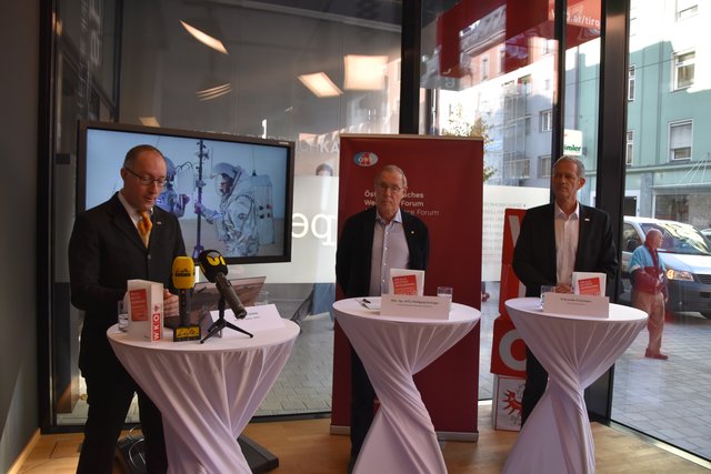 V.l.: Gernot Grömer, Administrative Director des ÖWF und Projektleiter von "Serenity", FVT Vorstandsvorsitzender Wolfgang Eichinger und Benedikt Frischmann von der HTL Anichstraße Innsbruck | Foto: Foto: Kainz