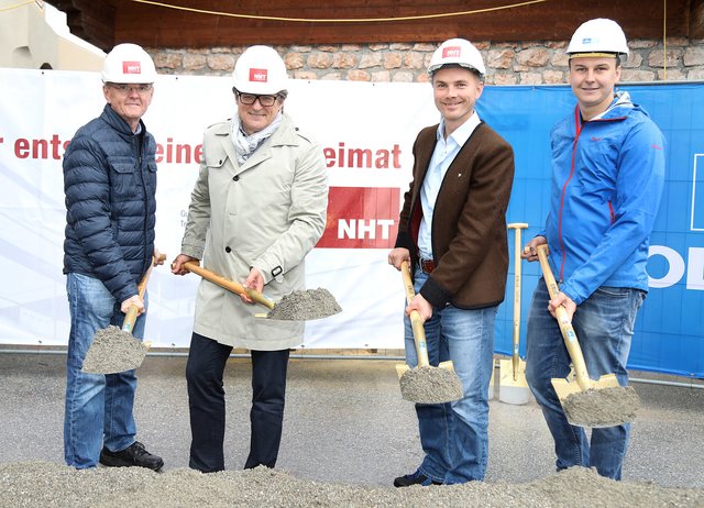 Spatenstich in Oberau: Architekt Gottfried Heugenhauser, NHT-Geschäftsführer Hannes Gschwentner, Bürgermeister Hannes Eder und Vizebürgermeister Norbert Moser (v.l.) freuen sich über den Spatenstich für ein neues Gemeindeamt mit Mietwohnungen.