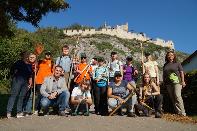 Helfer aus der halben Welt und Österreich kümmerten sich im Rahmen eines Green Belt Workcamps gemeinsam mit dem Naturschutzbund NÖ  einen Tag lang um Fauna und Flora des Staatzer Berges: Mit Bürgermeister Daniel Fröschl und Mag. Gabriele Pfundner vom Naturschutzbund NÖ. | Foto: Gemeinde Staatz