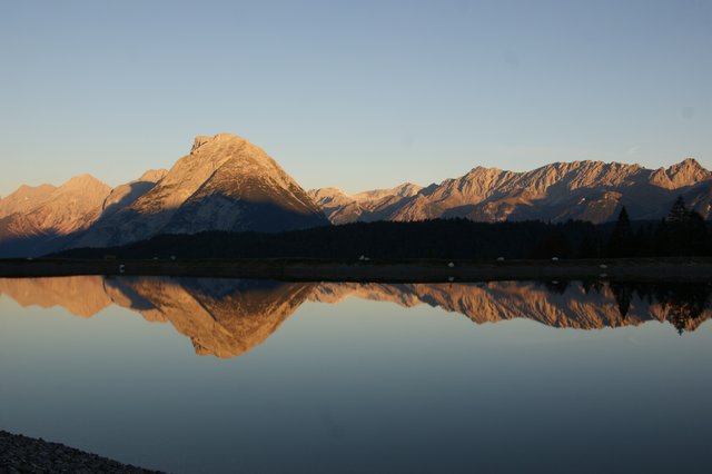Wunderschöne Spiegelungen der Hohen Munde im klaren Wasser | Foto: Kranebitter