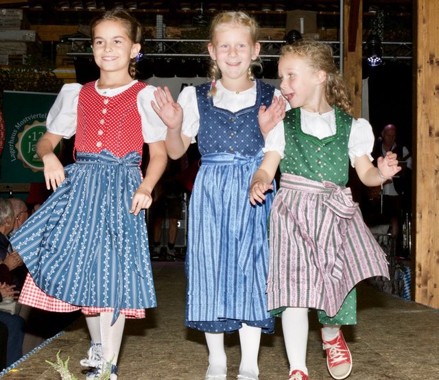 Top aktuelle Dirndl für Kinder - drei Grazien mit sichtlicher Freude am Modeln.