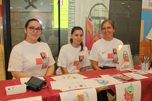 Sengül, Sabrina und Lehrerin Martina Karall (v.l.) von den Bundesschulen Kalvarienberg haben Blutdruck gemessen und mit jungen Besuchern gemalt.