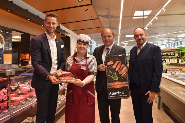 Der Geschäftsführer Agrarmarketing Tirol, Matthias Pöschl, Bistro-Mitarbeiterin Martina Schwaiger, LH-Stv. und Agrarmarketing-Obmann Josef Geisler und Christof Rissbacher, Geschäfstführer Spar Tirol und Salzburg (v.l.) präsentierten das neue Produkt im Eurospar Kaufpark in Kufstein.  | Foto: Fluckinger