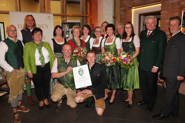 LH Hermann Schützenhöfer und Bgm. Engelbert Huber mit der Familie Hochstrasser und Mitarbeiter | Foto: Cescutti