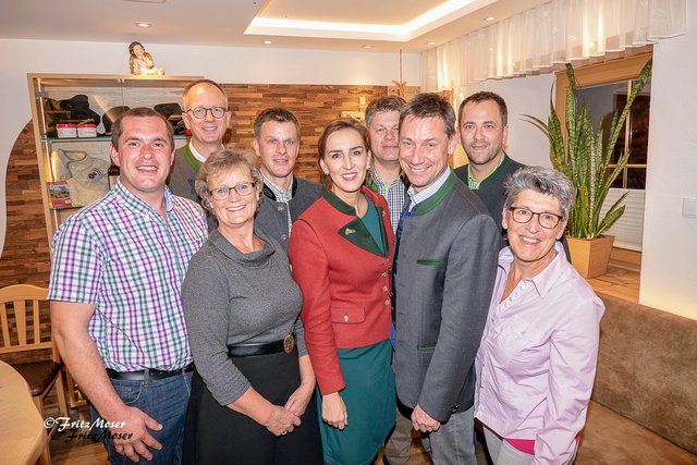 Vorne: Herbert Perner (Kassaprüfer), Obmann.-Stv. Christine Macheiner, LR Maria Hutter, VBgm. Parteiobmann Andreas Kaiser, Gertrud Planitzer (Kassaprüfer); hinten: ÖVP-Bezirksobmann LAbg. Manfred Sampl, GV Franz-Josef Moser, Hannes Schreilechner (Kassier/Schriftführer) und GV Reinhold Bauer.
