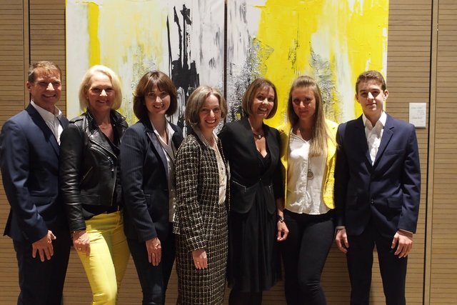 Christian Fuchs (Ehemann der Künstlerin), Bankstellenleiterin Doris Handler, Geschäftsleiterin Dir. Mag. Sonja Laimer, Laudatorin Dr. Elisabeth Januschkowetz, Künstlerin Ursula Geber, Renate Reinagl (führte durch die Ausstellung), Timo Fuchs (Sohn der Künstlerin) (v.l.)