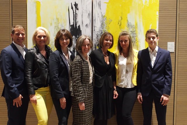 Christian Fuchs (Ehemann der Künstlerin), Bankstellenleiterin Doris Handler, Geschäftsleiterin Dir. Mag. Sonja Laimer, Laudatorin Dr. Elisabeth Januschkowetz, Künstlerin Ursula Geber, Renate Reinagl (führte durch die Ausstellung), Timo Fuchs (Sohn der Künstlerin) (v.l.) | Foto: RRB Mödling