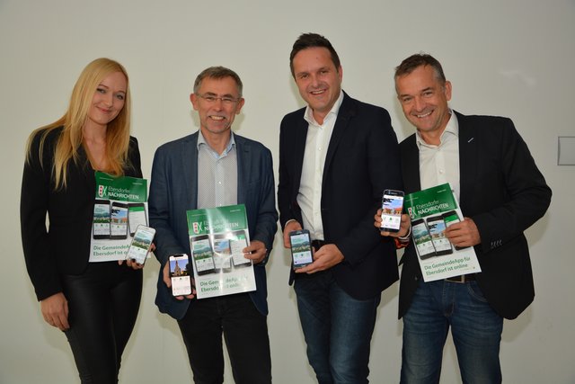 Mit der GemeindeApp immer und überall informiert: Bürgermeister Gerald Maier (2.v.l.) mit Projektleiterin Sonja Spitzer und den App-Entwicklern Helmut Martinelli und Gerald Kasca (r.).