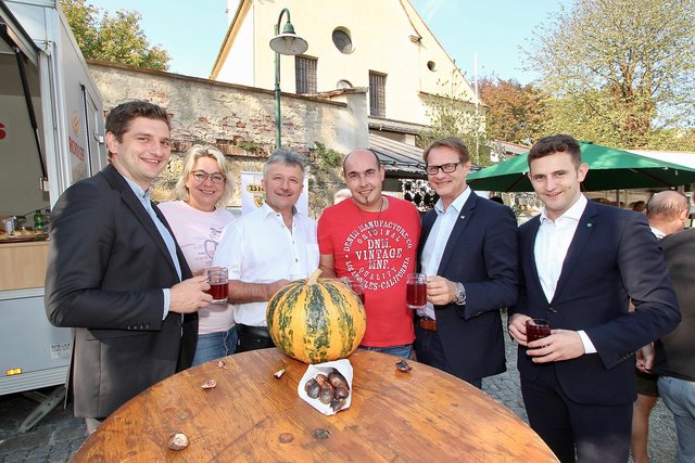 Gerald Kaiser im Kreis prominenter Gäste, an der Spitze die LAbg. Hubert Lang und Lukas Schnitzer.