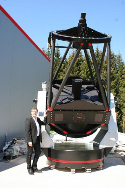 Das Teleskop der Vega-Sternwarte mit Erbauer Egon Döberl.