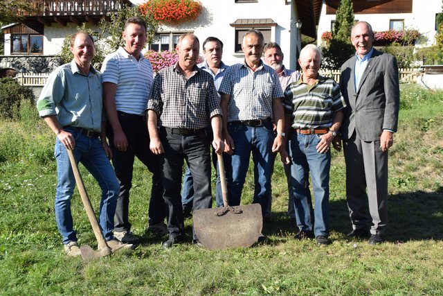 Die Oberländer Waaler zeigen sich stolz über die Aufnahme ins nationale UNESCO- Verzeichnis: Stefan Nothdurfter (Stanz), Thomas Leitner (Grins), Christian Jäger (Imst), Armin Kofler (Prutz), Andreas Schöpf (Ried), Paul Lechleitner (Perjen), Franz Schöpf (Ried) und Kurt Tschiderer (v.l.). | Foto: Schwarz