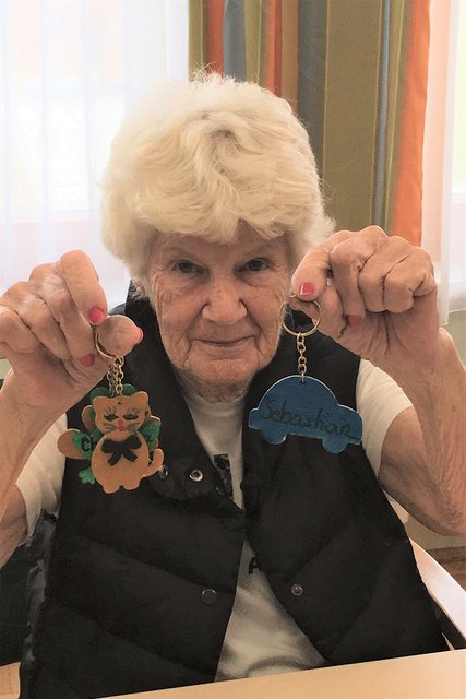 Margareta Mirwald freut sich über die selbstgebastelten Geschenke für ihre Enkelkinder.