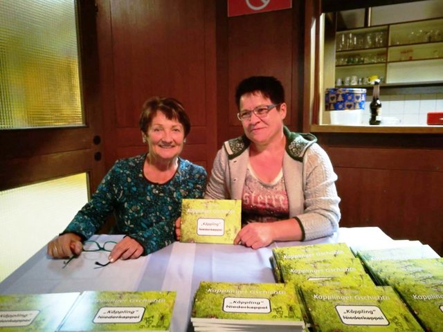 Resi Girlinger mit Büchereileiterin Monika Barth.