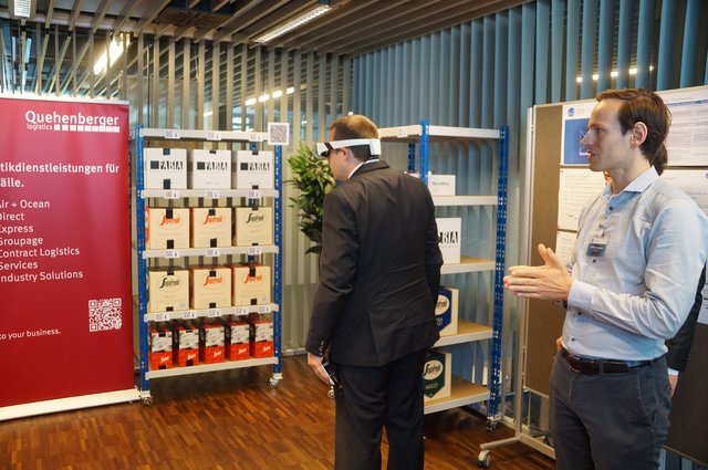 Die "Augmented Reality"-Brille hilft den Mitarbeitern in Zukunft beim Finden von Paketen.