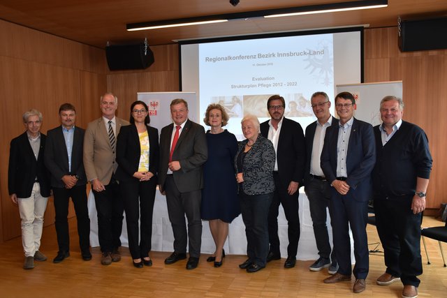 Regionalkonferenz Pflegeplan für den Bezirk Innsbruck-Land im Veranstaltungszentrum Zirl: Von links Bgm Hermann Steixner (Schönberg i.St.), Bgm Johannes Strobl (Aldrans), BH Herbert Hauser, Sozialvorständin Kathrin Eberle, LR Bernhard Tilg, Bgmin Eva Maria Posch (Hall), Bgmin Isabella Blaha (Scharnitz), Bgm Christian Abenthung (Axams), Bgm Erich Ruetz (Völs), Bgm Thomas Öfner (Zirl), Bgm Alfons Rastner (Mühlbachl).