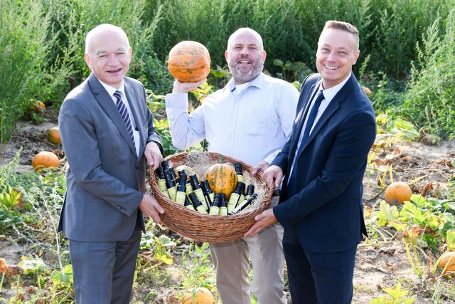 Freuen sich über ihr regionales Präsent zum Weltspartag: Raiba-Direktor Hannes Rauscher, Winzer Kurt Angerer und Raiba-Direktor Adi Feichtinger (von links).