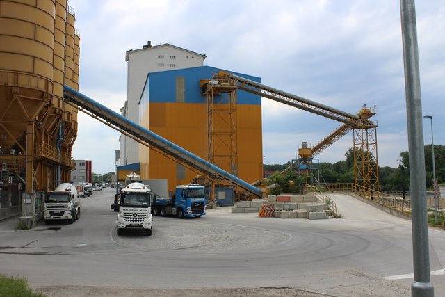 Durchlässiges Gelände: Unbefugte können leicht in den Alberner Hafen kommen, was Unfallgefahren birgt. | Foto: Sabine Ivankovits