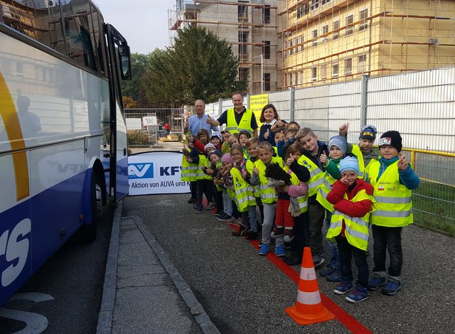 Die 1a-Klasse lernte mit Klassenlehrerin Ingrid Kunz und Auva-Mitarbeitern die Gefahren beim Schulbusfahren kennen. | Foto: VS 1 Marchtrenk