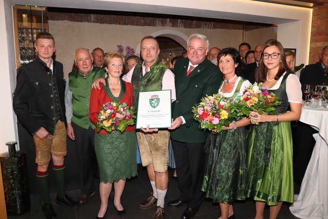 Gerald und Gerlinde Hochstrasser und die gesamte Familie sind stolz auf das Landeswappen | Foto: Cescutti