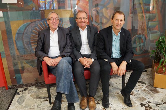 Ernst Meixner, Bernd Osprian und Kurt Christof auf der roten Couch in Voitsberg | Foto: Almer