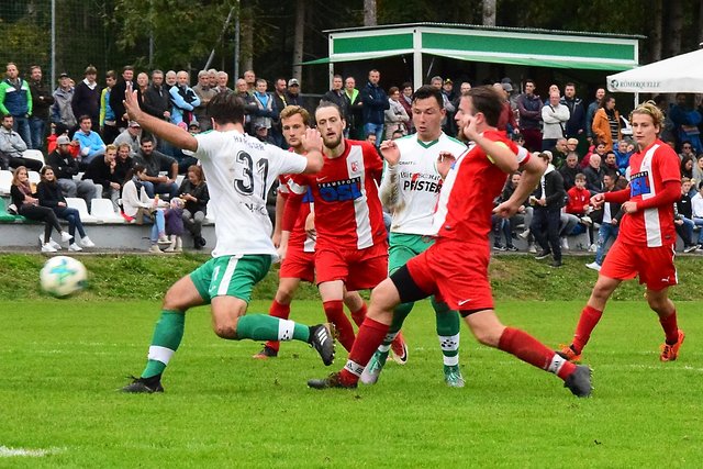 Ebbs (weiss) gegen Angerberg (rot) in der Fußball Landesliga Ost.