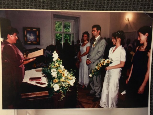 Das Ehepaar Schwaner Ries ist seit 19 Jahren verheiratet. Bei ihnen dreht sich noch immer viel ums heiraten, da sie gemeinsam das Hochzeitsschloss betreiben. | Foto: Ries