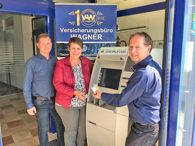 Kurt (links) und René Wagner haben den Bankomaten in ihrem Versicherungsgebäude installieren lassen, freut sich Bürgermeisterin Andrea Reichl.