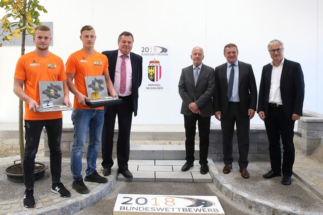 v.l.: zweitplatzierter Mario Scheuringer; erstplatzierter und Bundessieger Raphael Neuhauser; LR für Infrastruktur Günther Steinkellner, Leiter der Direktion Straßenbau und Verkehr Günther Knötig, Peter Casny und Leiter der Abteilung Straßenneubau und –erhaltung Christian Dick.