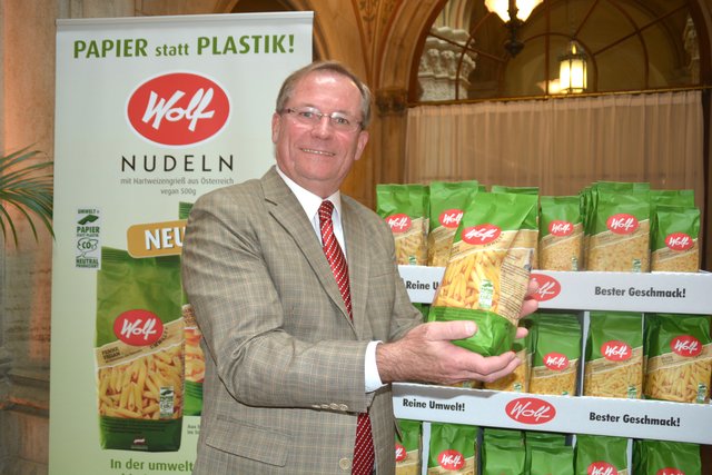 Der Güssinger Nudelproduzent Joachim Wolf setzt zunehmend auf Papierverpackungen.