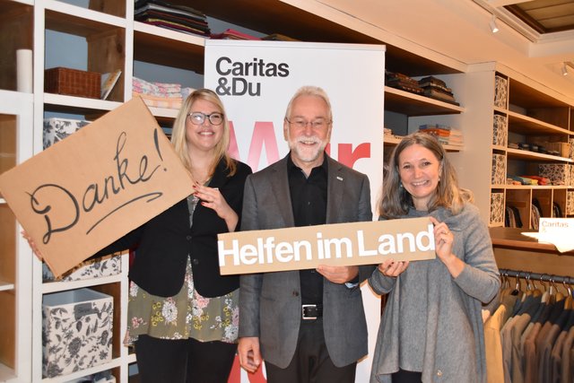Caritas Bereichsleiterin Christina Staubmann, Caritasdirektor Kärnten Josef Marketz, Bereichsleiterin Ursula Luschnig. Hier in der Rathausgasse.