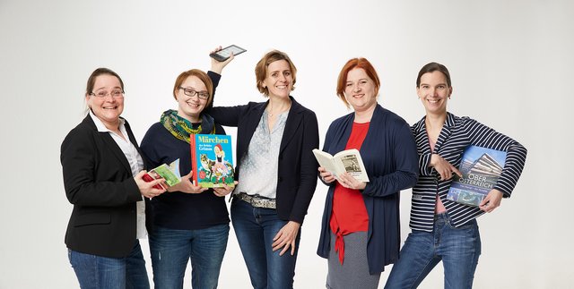 Die kalte Jahreszeit leitet die Lesesaison ein. Geschäftsführerin Doris Dim (Mitte) gibt Bücher-Tipps.