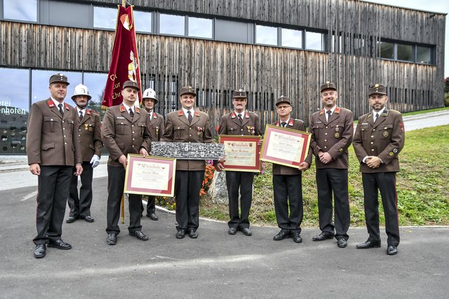 vlnr: BM Peter Trenkwalder, KDT BI Stv. Mario Soraperra, KDT aD OBI Christian Mader, HLM Richard Frischmann, HLM Hubert Fritzer, OBI KDT Alfred Unterwurzacher, OV Romed Pellegrini. Hinten die Fahnenabordnung HFM Georg Frischmann, LM Manfred Fritzer.