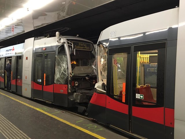Zwei Straßenbahnen prallten am Freitag, 12. Oktober, in der Station Kliebergasse aufeinander. | Foto: MA 68 Lichtbildstelle
