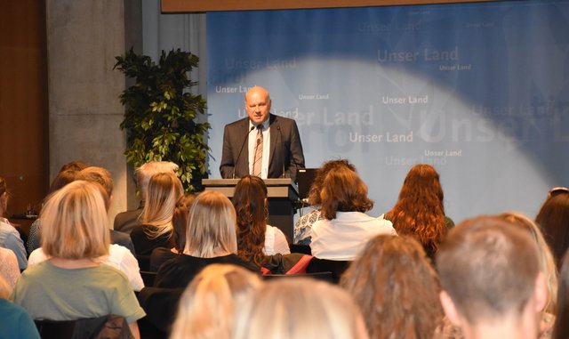 Reinhold Raffler, Direktor des Landesschulrats für Tirol, begrüßte die JunglehrerInnen im Großen Saal des Landhauses in Innsbruck. | Foto: Land Tirol/Gerzabek