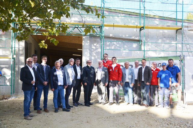 Bei der Gleichenfeier des entstehenden Rot-Kreuz Hauses mit Wohneinheiten überzeugten sich die Gäste vom Baufortschritt.