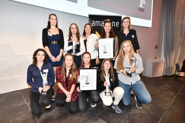 Die stolzen Lehrmädchen der vier Gewinner-Betriebe mit Frauenstadträtin Kathrin Gaál (Mitte hinten).
