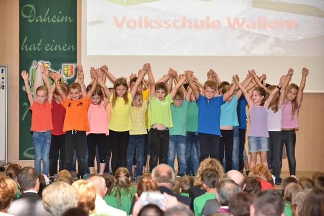 Die Kinder der 1. Klassen mit ihrem Beitrag über die Farben.