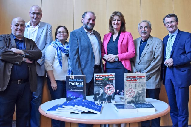 Literaturwoche an der FH: Werner Baumüller, Günther Zäuner, Mag. Eveline Klein (Stadtmuseum Wiener Neustadt), Robert Mech (Stadtbücherei), Marion Götz (Leitung FHWN-Bibliothek), Maximilian Edelbacher, Kulturstadtrat Franz Piribauer, MSc.