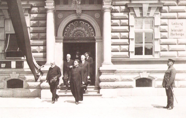 <f>Bundespräsident</f> Hainisch (vorne li.) und Kanzler Schober (etwas versetzt dahinter) vor dem Rathaus.