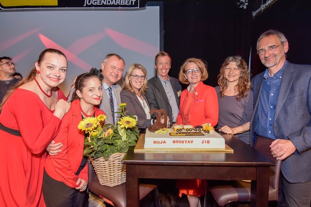 Die Kernölamazonen, Hans Stefan Hintner, Ulrike Königsberger-Ludwig, Herbert Aschauer, Christiane Teschl-Hofmeister, Judith Haberhauer und Winfried Janisch (von links) mit der Geburtstagstorte.