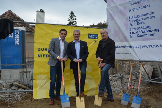 Bürgermeister Erwin Bernreiter, Landtagspräsident Karl Wilfing und Walter Mayr von der NWBG bei einem Spatenstich.