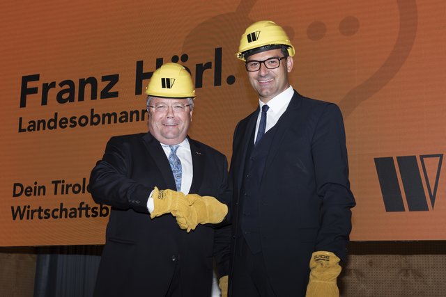 „Es gibt viel zu tun“, das symbolisiert das Geschenk von Wirtschaftsbundobmann Franz Hörl an den designierten Kammerpräsidenten Christoph Walser.