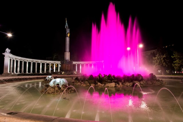 Auch der  Hochstrahbrunnen am Schwarzenbergplatz leuchtete pink am Weltmädchentag. | Foto: Plan International