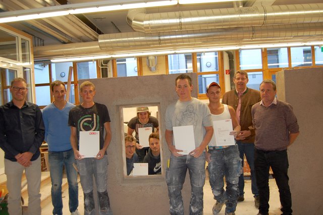 Lehrlinge und Prüfungskommission: Armin Bachlechner (Vorsitzender), Johannes Viertler (Vorsitzender), Florian Presslaber, Lukas Walder, Kevin Rud, Lukas Ranacher, Juri Fuchs, Lukas Gasser, Josef Mietschnig (Beisitzer) und Herbert Niederegger (Beisitzer)
