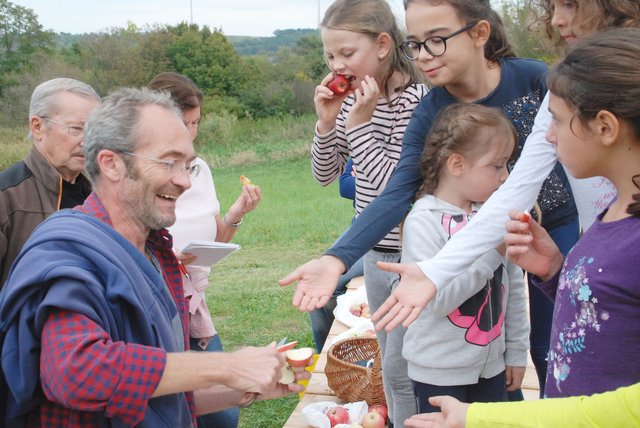 Auch den jüngsten Teilnehmern schmeckten die frischen Äpflen sichtlich.