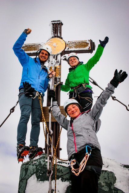 Ziel erreicht: Heimo, Alina und Katrin (vorne) bei ihrer Ankunft am Gipfel des Großglockner.