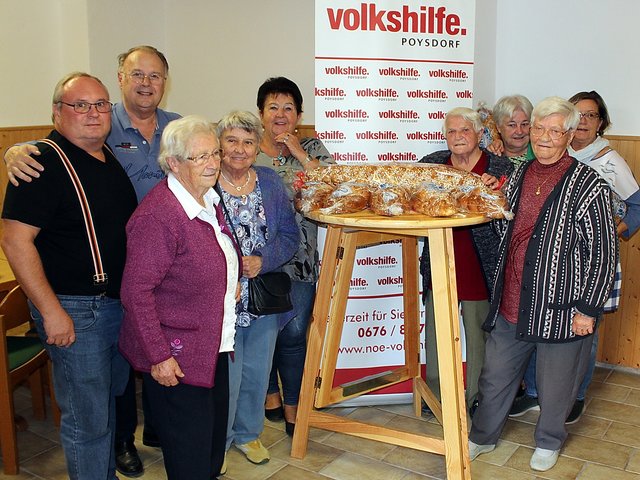 Fritz Lehner, Egon Englisch, Leopoldine Horvath, Hermine Wagner, Elfi Steffl, Maria Penka, Rosi Rossmüller, Rosa Resch und Brigitta Straub. | Foto: Englisch