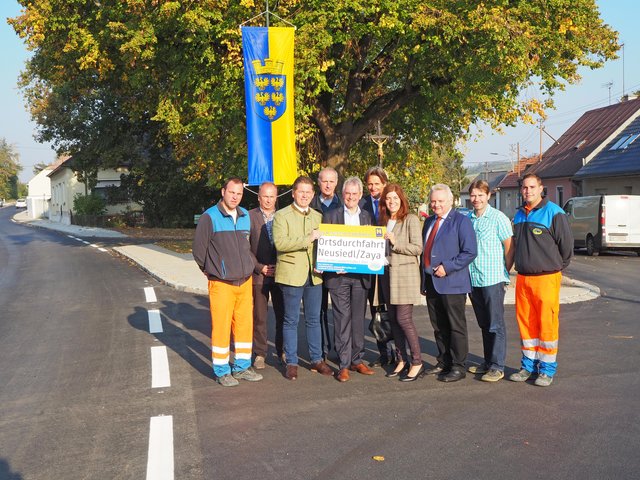 Josef Dietrich (Straßenmeisterei Zistersdorf), Robert Keider (Amtsleiter in Neusiedl/Zaya), Andreas Keller (Bgm. von Neusiedl/Zaya), Erich Fischer (Leiter der Straßenmeisterei Zistersdorf), Landesrat Karl Wilfing, Prok. Ing. Rudolf Robitza (Pittel&Brausewetter), Nationalrätin Angela Baumgartner, DI Herbert Svec (Leiter der NÖ Straßenbauabteilung Wolkersdorf), Ing. Anton Holzmüller (NÖ Straßenbauabteilung Wolkersdorf), Michael Koller (Straßenmeisterei Zistersdorf).
